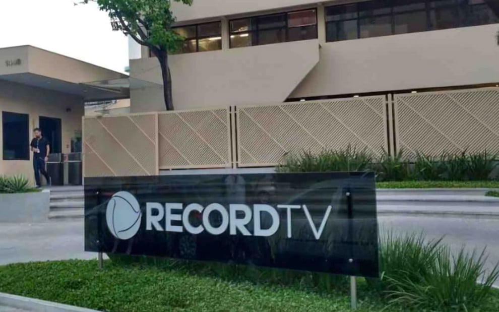 Imagem da entrada da Record em que se lê em uma placa: 'RecordTV'