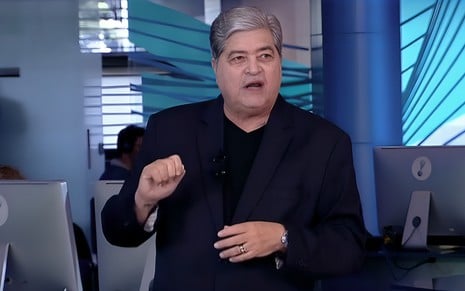 José Luiz Datena tem expressão revoltada na Redação da RedeTV!