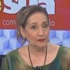 Sonia Abrão tem expressão contrariada no cenário do A Tarde É Sua, da RedeTV!