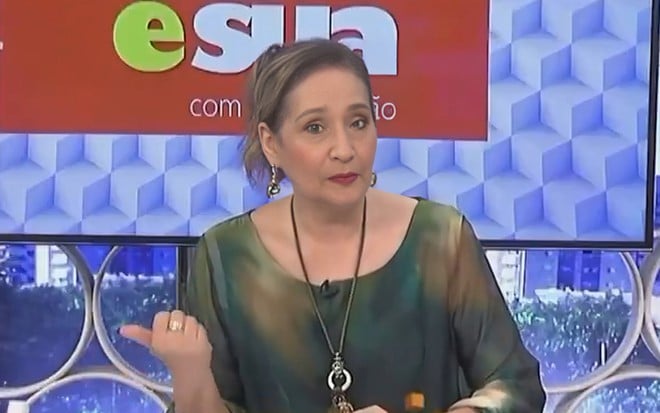 Sonia Abrão tem expressão contrariada no cenário do A Tarde É Sua, da RedeTV!