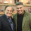 Ronnie Von e Mauricio Mattar posam sorridentes para foto em uma sala