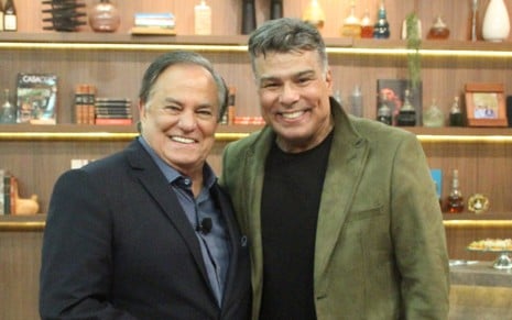 Ronnie Von e Mauricio Mattar posam sorridentes para foto em uma sala
