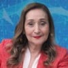 Andrea Dallevo e Sonia Abrão posam para foto enquanto a segunda segura uma caneta em cima de um documento