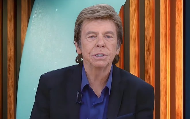 O apresentador Nelson Rubens no TV Fama, da RedeTV!
