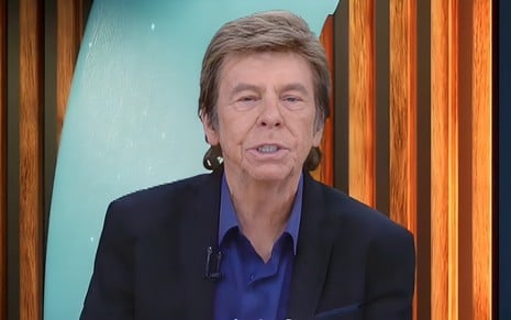 O apresentador Nelson Rubens no TV Fama, da RedeTV!