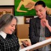 Regina Duarte e Carolina Ferraz em reportagem para o Domingo Espetacular; veterana mostra obra de arte que fez para a apresentadora