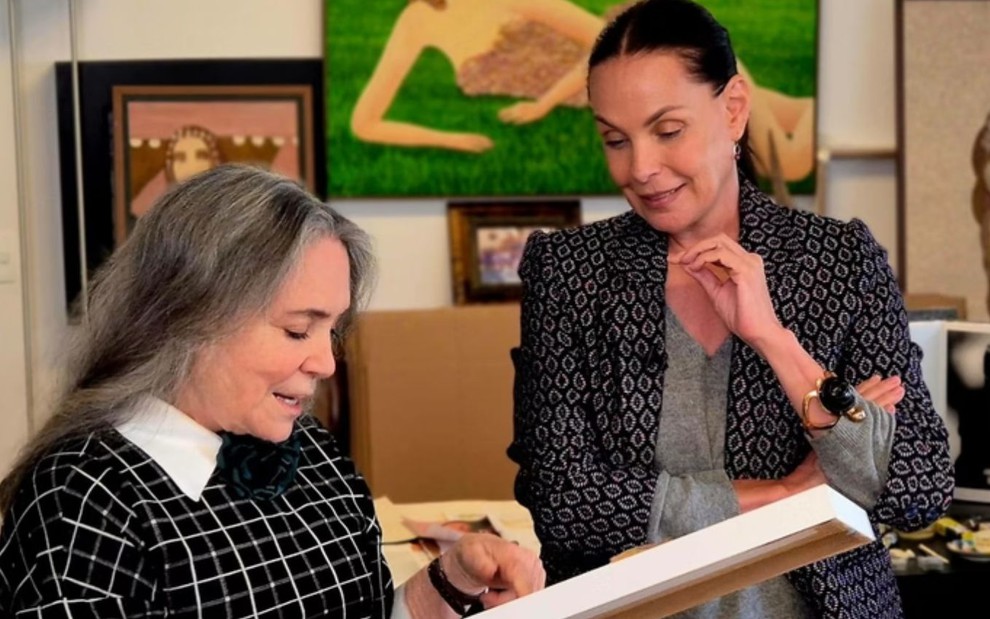 Regina Duarte e Carolina Ferraz em reportagem para o Domingo Espetacular; veterana mostra obra de arte que fez para a apresentadora