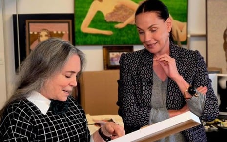 Regina Duarte e Carolina Ferraz em reportagem para o Domingo Espetacular; veterana mostra obra de arte que fez para a apresentadora