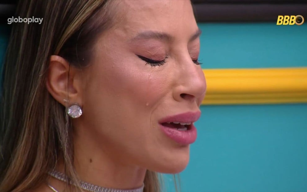 Renata Pacheco chorandono quarto do BBB 25 após Big Fone