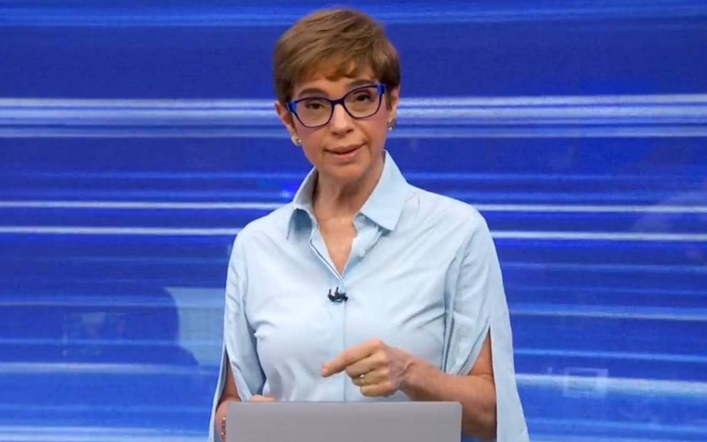 Renata Lo Prete usa uma camisa azul clara no Jornal da Globo