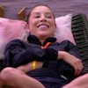 Renata Saldanha está sentada com o colar do líder no BBB 25