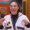 Renata Saldanha está com as mãos estendidas no BBB 25, e expressão de surpresa