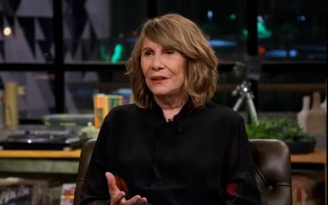 A atriz Renata Sorrah com expressão séria em entrevista ao programa Conversa com Bial