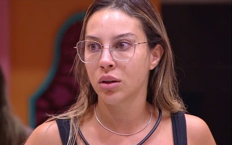 Renata Saldanha está com expressão de choque após receber alerta no BBB 25