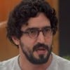 Renato Góes sentado no sofá do Encontro, usando óculos e camiseta cinza