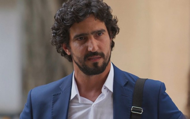 Renato Góes com expressão séria na novela Vale Tudo