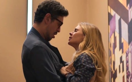 João Vicente de Castro e Carolina Dieckmann se beijam em cena de Vale Tudo