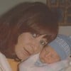 Rita Lee segurando seu filho, ainda bebê, Beto em foto dos arquivos pessoais da família
