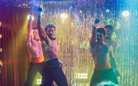 Os atores Colt Prattes, Chad Michael Murray, Hector David Jr. e Marc Anthony Samuel dançam sem camisa em cima de um palco