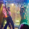 Os atores Colt Prattes, Chad Michael Murray, Hector David Jr. e Marc Anthony Samuel dançam sem camisa em cima de um palco