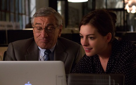 Robert De Niro e Anne Hathaway em cena de Um Senhor Estagiário (2015)