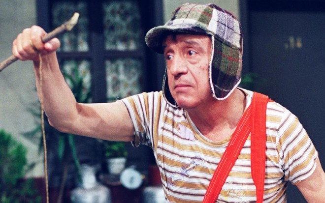 Chaves segura uma marionete e olha para a esquerda