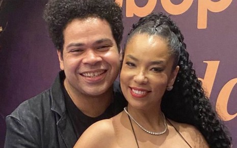 Robson Nunes e Micheli Machado estão lado a lado, sorridentes