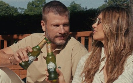 Rodrigo Hilbert e Fernanda Lima segurando cervejas