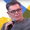 Roger Moreira segurando um microfone no Pânico