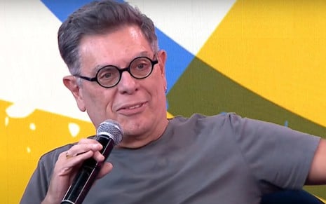 Roger Moreira segurando um microfone no Pânico
