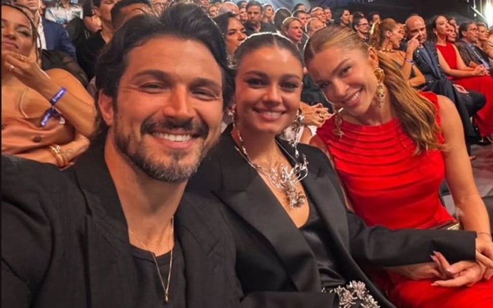 Romulo Estrela, Sophie Charlotte e Grazi Massafera no show de 60 anos da Globo