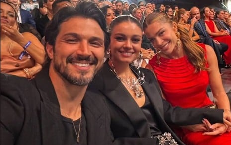 Romulo Estrela, Sophie Charlotte e Grazi Massafera no show de 60 anos da Globo