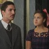 Os atores João Vitor Silva e Maisa lado a lado, sérios, em cena de Garota do Momento