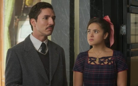 Os atores João Vitor Silva e Maisa lado a lado, sérios, em cena de Garota do Momento