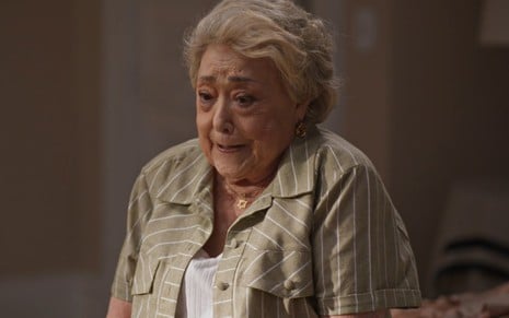 A atriz Suely Franco com expressão de choro em cena de Dona de Mim