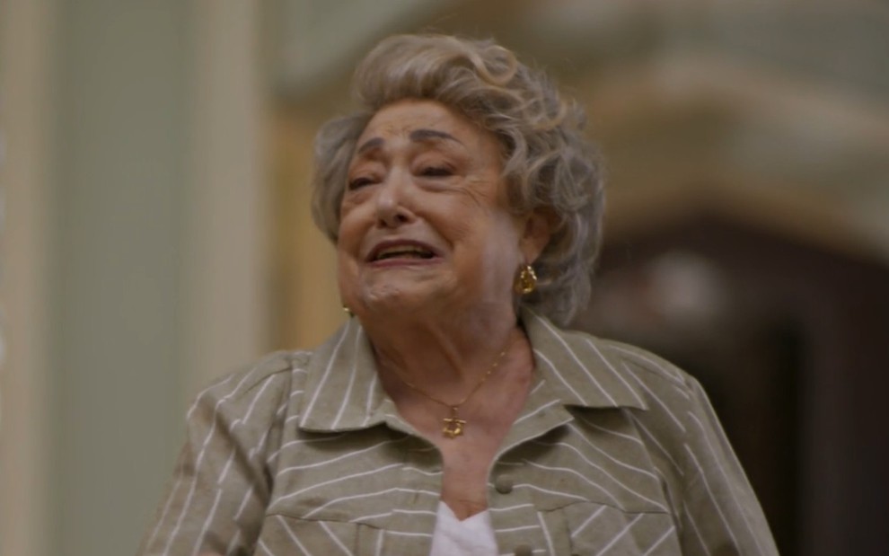 A atriz Suely Franco com expressão de choro em cena de Dona de Mim