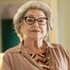 A atriz Suely Franco com expressão séria em cena de Dona de Mim