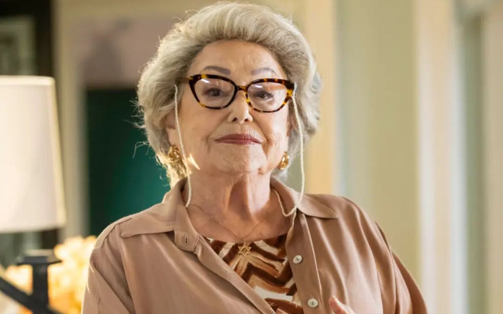 A atriz Suely Franco com expressão séria em cena de Dona de Mim