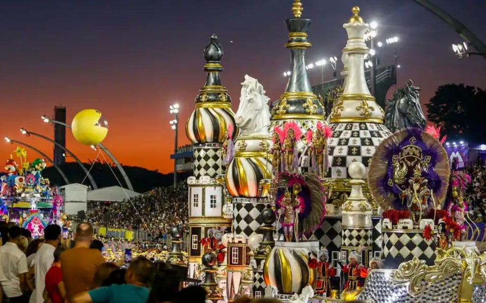 Carro alegórico da Rosas de Ouro no Carnaval 2025