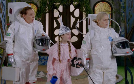 Shirley (Rosi Campos), Lavínia (Juju Penido) e Wanda (Magali Biff) em cena da novela A Caverna Encantada