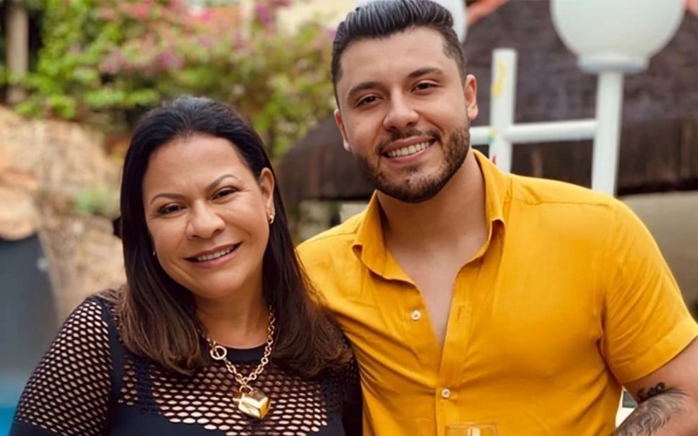 Ruth Moreira e Murilo Huff estão braçados e sorridentes