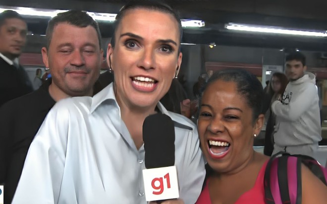 Sabina Simonato no metrô Sé, em São Paulo, com cara de espantada, ao lado de uma mulher rindo