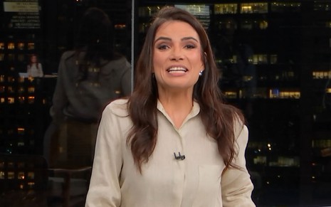 Sabina Simonato está com cabelos soltos e usa camisa bege no Bom dia São Paulo