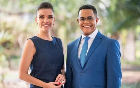 Sabina Simonato e Marcelo Pereira estão lado a lado e sorriem