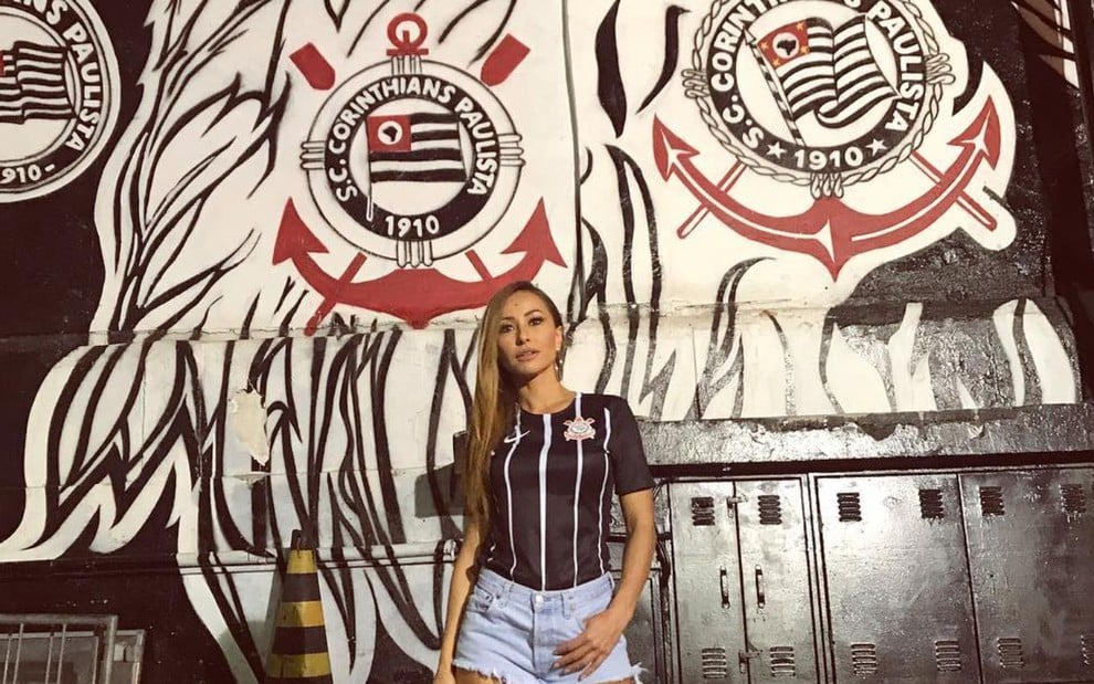 Sabrina Sato posa em frente a painel do Corinthians