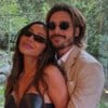 Sabrina Sato e Nicolas Prattes estão abraçados e sorridentes, com óculos de sol