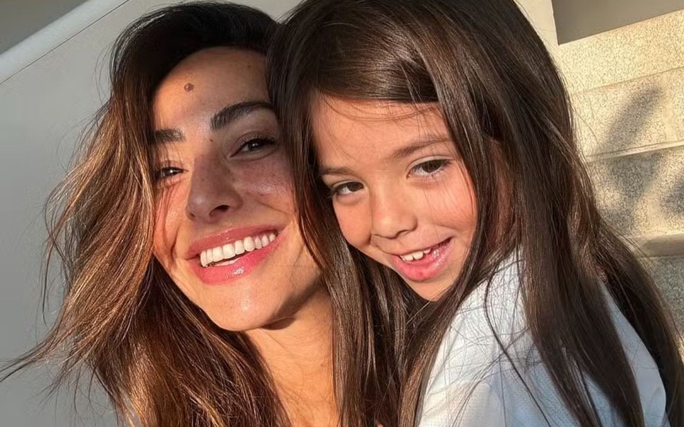 Sabrina Sato e Zoe Sato abraçadas, de frente à luz do sol, sorridentes