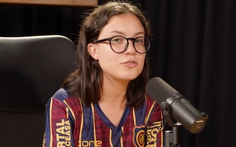 Samanta Alves durante entrevista em podcast