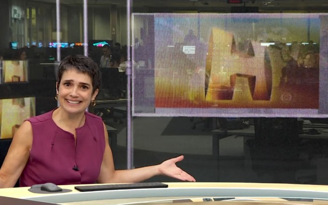 Sandra Annenberg na bancada do Jornal Hoje, sorridente