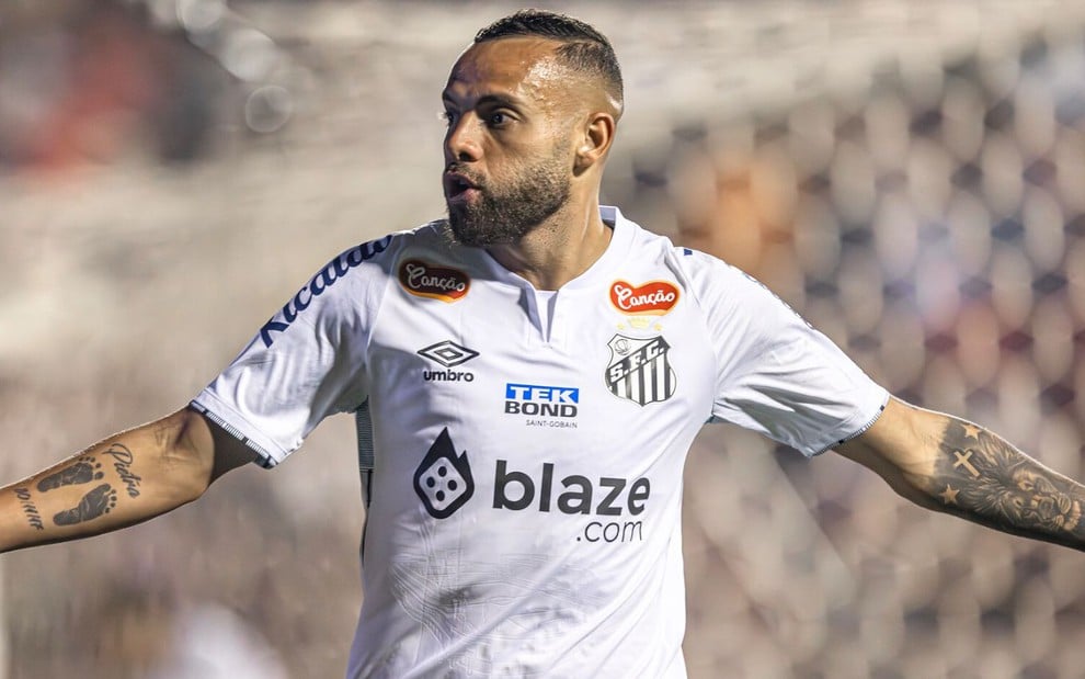 Guilherme, do Santos, comemora gol e veste uniforme branco com detalhes em preto